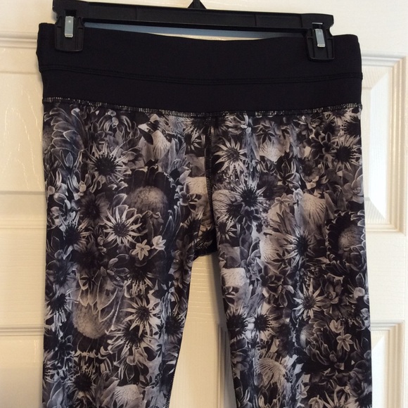 Lululemon run inspire II cropped b&w floral athletic exercise leggings size 4 - Picture 3 of 11